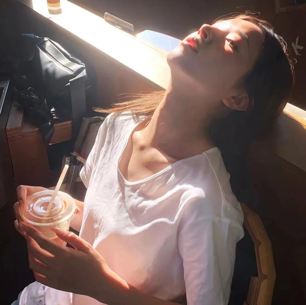 隔壁的吸血鬼美眉 海报